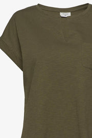 Viva V SS Pocket Basic | Army | T-shirt fra Freequent