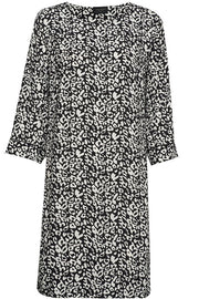 Zaki Dress Zahara | Sort / Hvid | Kjole med print fra Freequent
